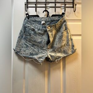 Stylish Women's Patterned Shorts. Size 15.